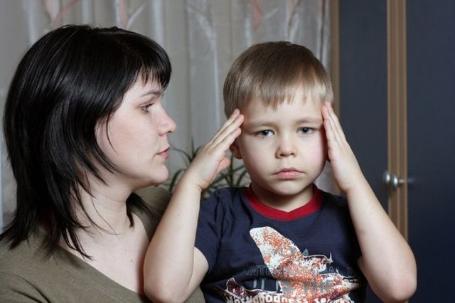 У ребёнка болит голова: основные причины, безопасные способы лечения