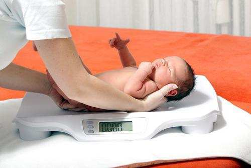 Сколько должен прибавлять в весе новорождённый по месяцам: рекомендации