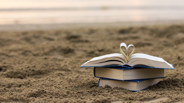 Что почитать в отпуске: 10 полезных книг