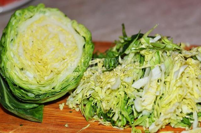 Простой рецепт весеннего салата из свежих молодых овощей