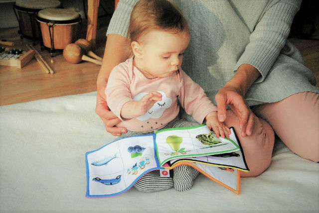 Развитие в 8 месяцев ребёнка: основные навыки, показатели