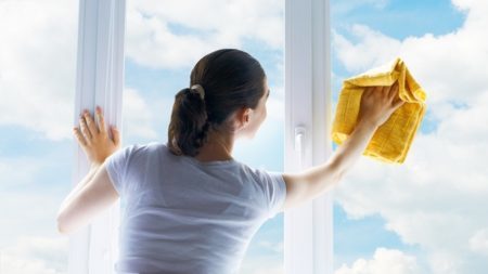 Чем мыть пластиковые окна: рекомендации по удалению грязи и сложных пятен