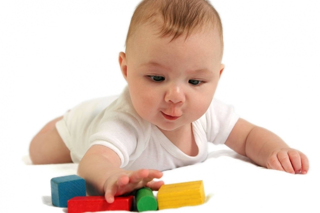 Что должен уметь ребёнок в 4 месяца: ключевые навыки и умения