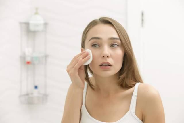 Уход за сухой кожей лица: правила увлажнения, тонизирования и питания