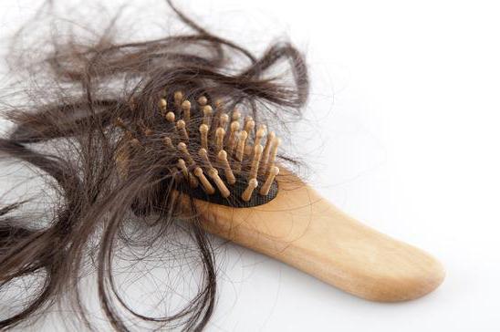 Почему выпадают волосы на голове у женщин: что делать в этом случае