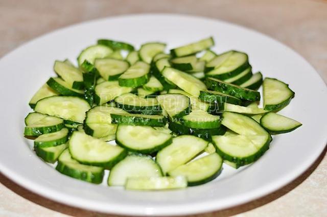 Простой рецепт весеннего салата из свежих молодых овощей