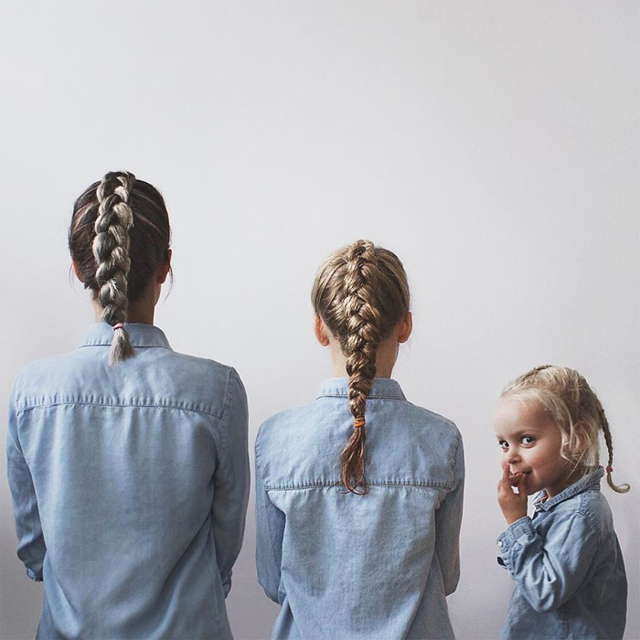 Трое из ларца: мама и дочки наряжаются одинаково для шикарных семейных фото
