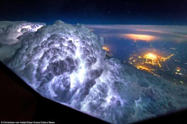 Пилот делает потрясающие фото неба из кабины самолёта