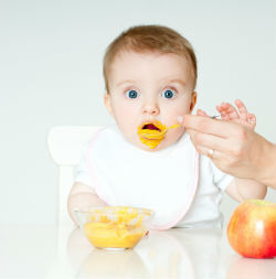 Питание ребёнка в 7 месяцев: особенности режима, разрешённый прикорм