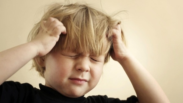 У ребёнка болит голова: основные причины, безопасные способы лечения