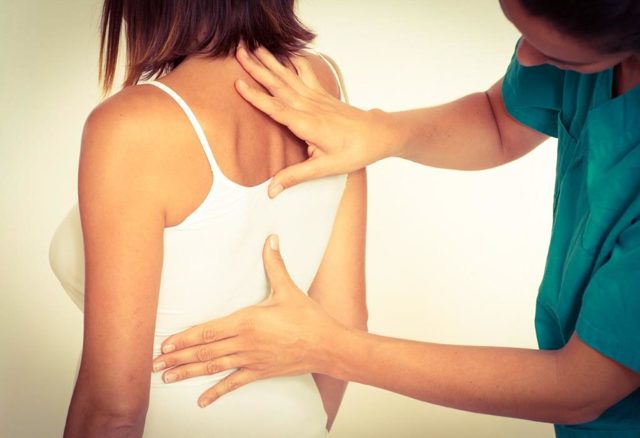 Симптомы грудного остеохондроза у женщин: признаки болезни