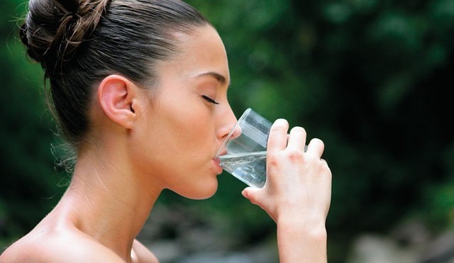 Сколько нужно пить воды в день: роль жидкости, правила расчёта нормы