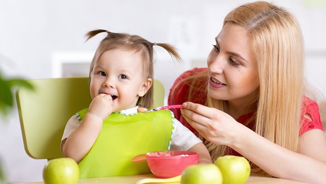 Питание ребёнка 10 месяцев: особенности режима, допустимый прикорм