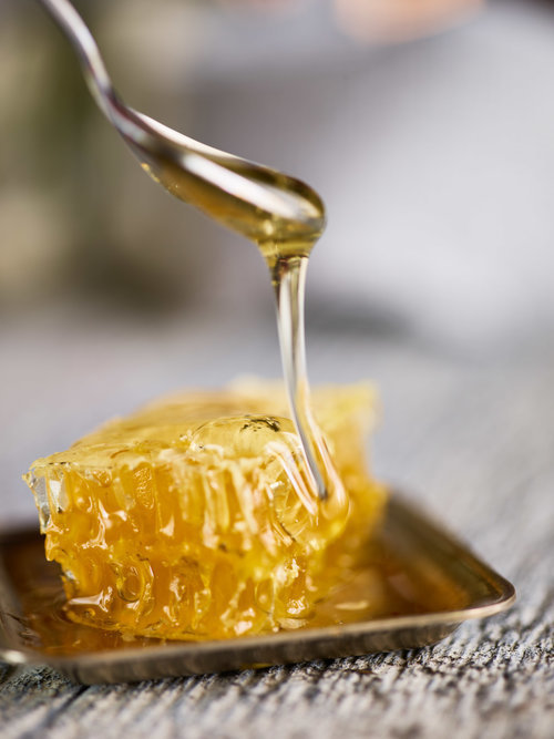 Почему люди переходят на белый мёд: комментарий медика