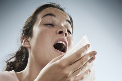 Насморк и чихание без температуры у взрослого – как лечить?