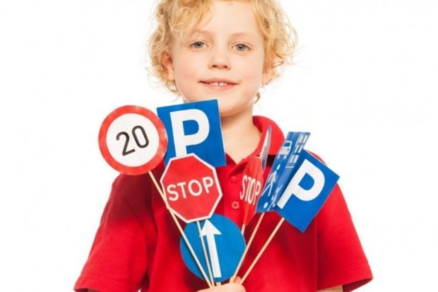 Научите ребёнка этим простым правилам поведения на дороге