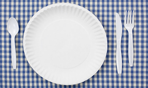 Чем вредна пластиковая посуда и как обойтись без неё на пикнике