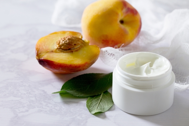 Персиковое масло для лица: в чем польза и как применять в домашних условиях