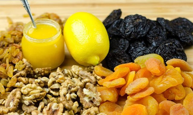 Смесь для повышения иммунитета: грецкий орех, мёд лимон, курага
