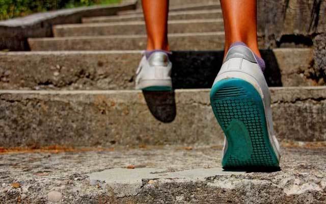 Ходьба по лестнице для похудения: преимущества, противопоказания