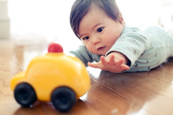 Развитие в 8 месяцев ребёнка: основные навыки, показатели