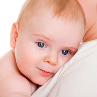 Почему плачет ребенок: причины и как помочь мылышу