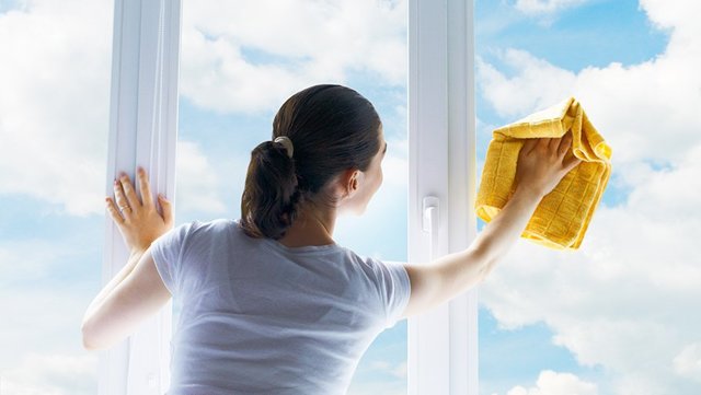 Чем мыть пластиковые окна: рекомендации по удалению грязи и сложных пятен