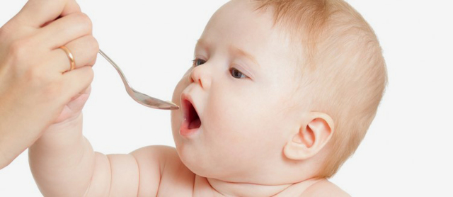 Прикорм в 4 месяца: правила введения в рацион малыша новой пищи
